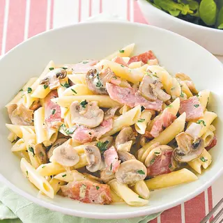 PENNE AU FIAMBRE e COGUMELOS (PASTA)