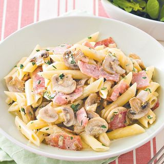 PENNE AU FIAMBRE e COGUMELOS (PASTA)