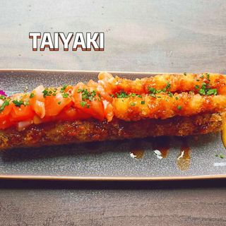 56 CACHORRO SALMAO E GAMBA PANADO 