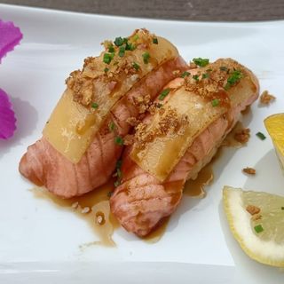 18 NIGIRI SALMAO COM QUEIJO BRASIADO 