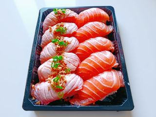 F5. Nigiri Salmao Braseado