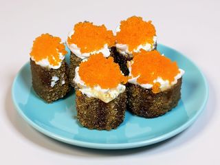 S8 MAKI SALMAO FRITO COM OVAS