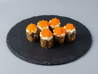 S8 MAKI SALMAO FRITO COM OVAS