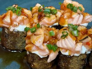 S6 MAKI SALMAO FRITO COM SALMAO BRASIADO