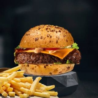 Hambúrguer BBQ com fritas 