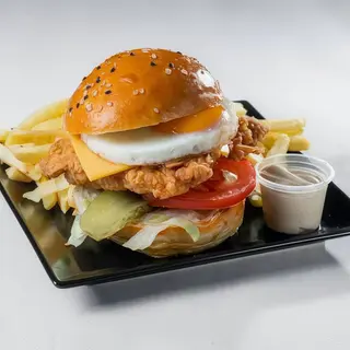 Hambúrguer Crispy Bite com Ovo com fritas