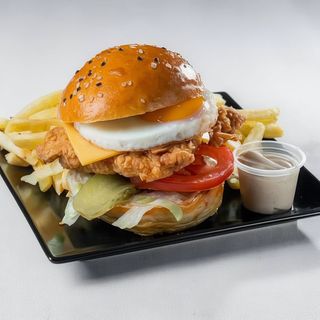 Hambúrguer Crispy Bite com Ovo com fritas