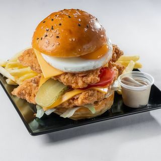 Hambúrguer Crispy Duplo com Ovo com fritas