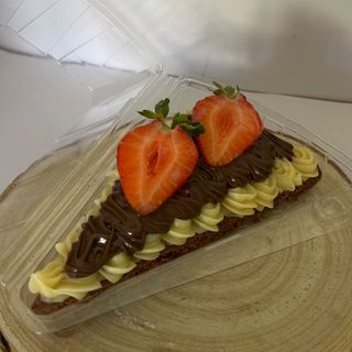 Brownie com ninho, nutella e morango 