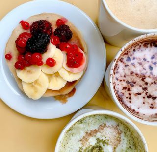 Panqueca Simples com Fruta do Dia (Vegan)