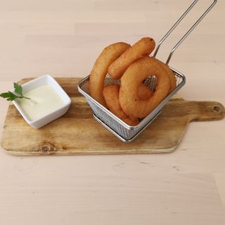 Aros de Cebola com Molho de Alho