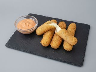 Mozzarella Sticks com Molho Cocktail