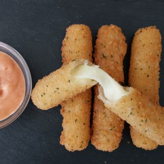 Mozzarella Sticks com Molho Cocktail