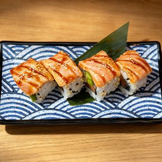 Uramaki Salmao Abacate Braseado