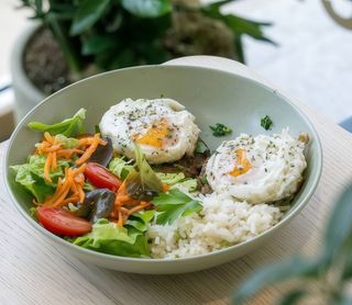 Hambúrgueres No Prato Com Ovos