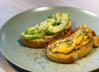Tosta De Ovos Caseiros E Abacate