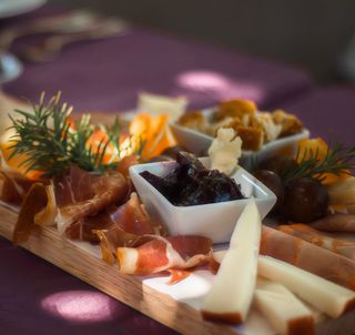 Tábua de charcutaria e queijo