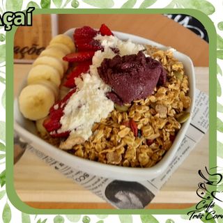 Granola, banana, morangos e mel