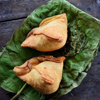 Veg samosa chat (pedaços)
