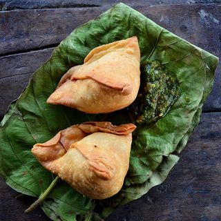Chicken samosa (2 pedaços)