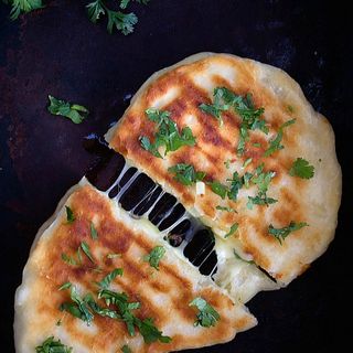 Cheese naan / garlic (chilly)