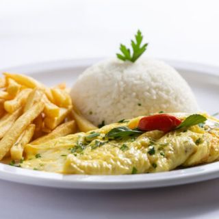 Omelete com batatas fritas ou arroz
