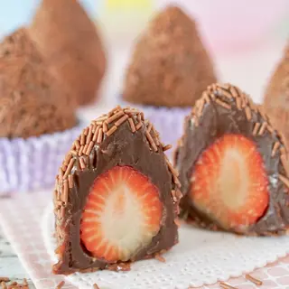 Coxinha de morango de brigadeiro