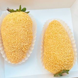 Coxinha de morango de brigadeiro branco