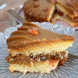 Fatia de bolo+mini coca cola+brigadeiro