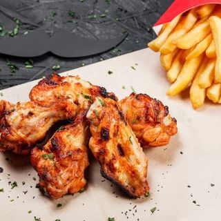 frango frito 8 pedaços (asinhas)+batata frita+salada