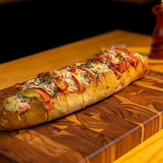 baguete de alho recheado com bacom e queijo