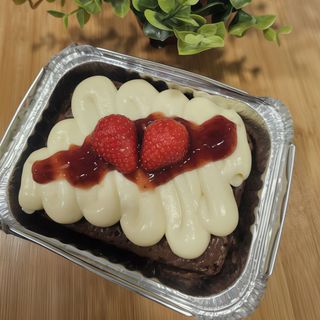 Escondidinho de Brownie Nido com Morango