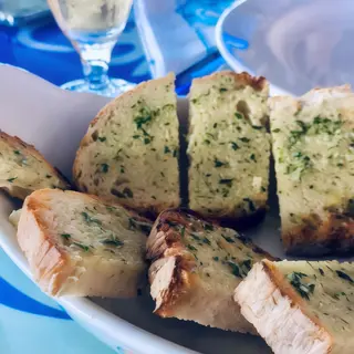 Pão torrado com manteiga d'ervas