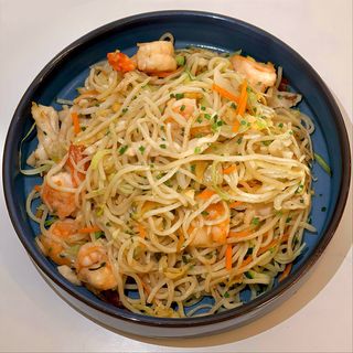 Yakisoba de frango e gambas