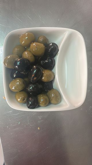 Azeitonas, alho e oregano