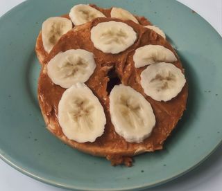 Bagel com manteiga de amendoim e banana