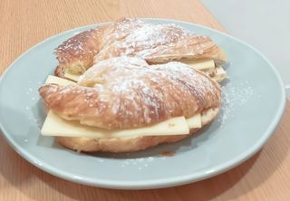 Croissant com queijo fresco