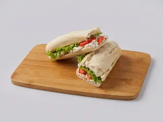 Baguete com pasta de atum