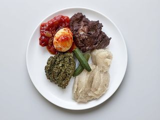 Funge de Bombó com Ovo, Chouriço,Frango Frito e Kizaca 