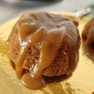 Bolo de Canela Com Cobertura de Doce de Leite de Castanhas