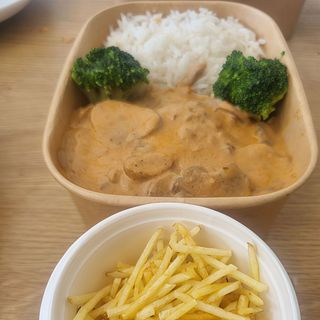 Strogonoff de Cogumelos acompanha Arroz, Brócolis e Batatas Palha 