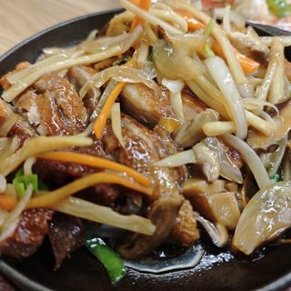 Pato com bambu e cogumelos chineses