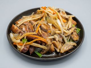 Pato com bambu e cogumelos chineses