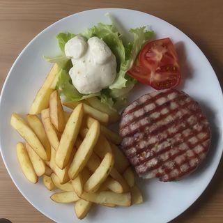 Hambúrguer no prato ( imagem ilustrativa)