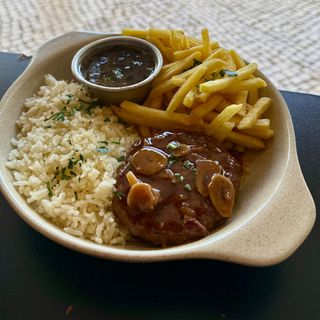 Hambúrguer grelhado no prato