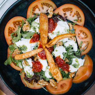 Salada de tomate com burrata e molho pesto