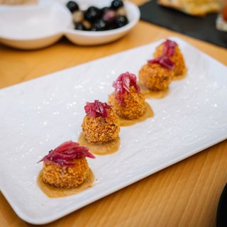 Croquetes de alheira caseiros com puré de maça