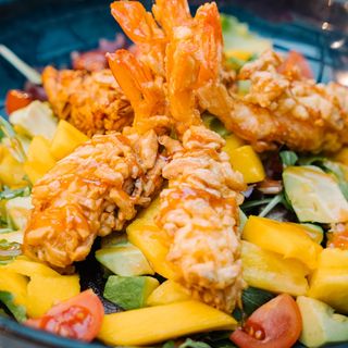 Salada de gambas com crocante de amêndoa