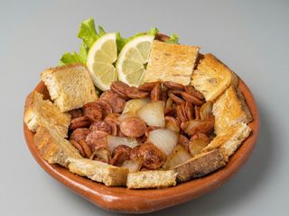 Calabresa Acebolada e Pão