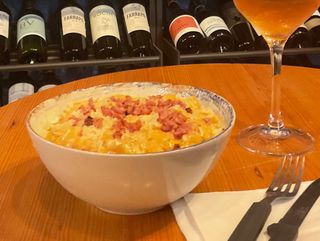 Batata Smash + Ovos rotos com linguiça + bebida